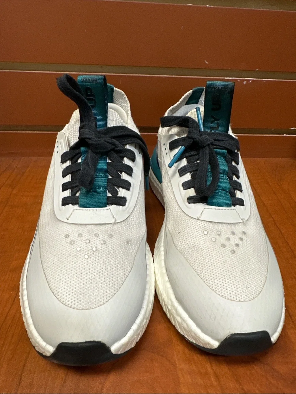 Vélez Fly Up Women’s Sneakers Size 7.5 White Teal Athletic Shoes